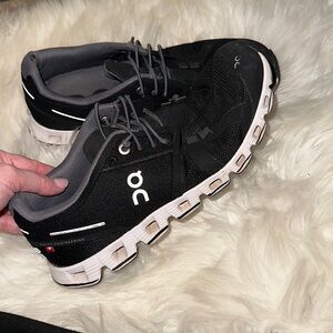 Black & white Onclouds